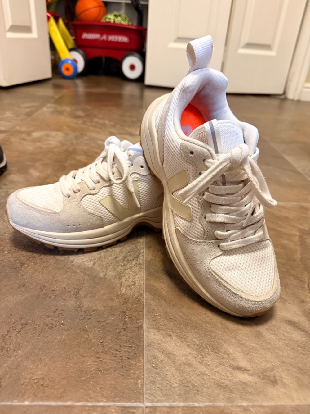 Veja Venturi i Women's Neutral Chunky Sneaker